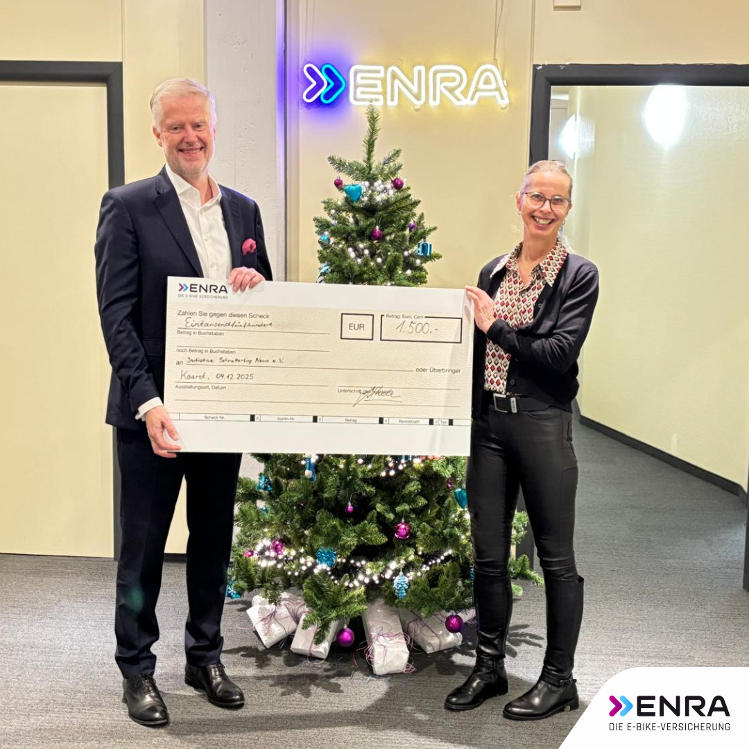 Herr van Tholen übergab Frau van der Bend bei ENRA in Kaarst/Büttgen einen Spendencheck über 1.500 Euro.